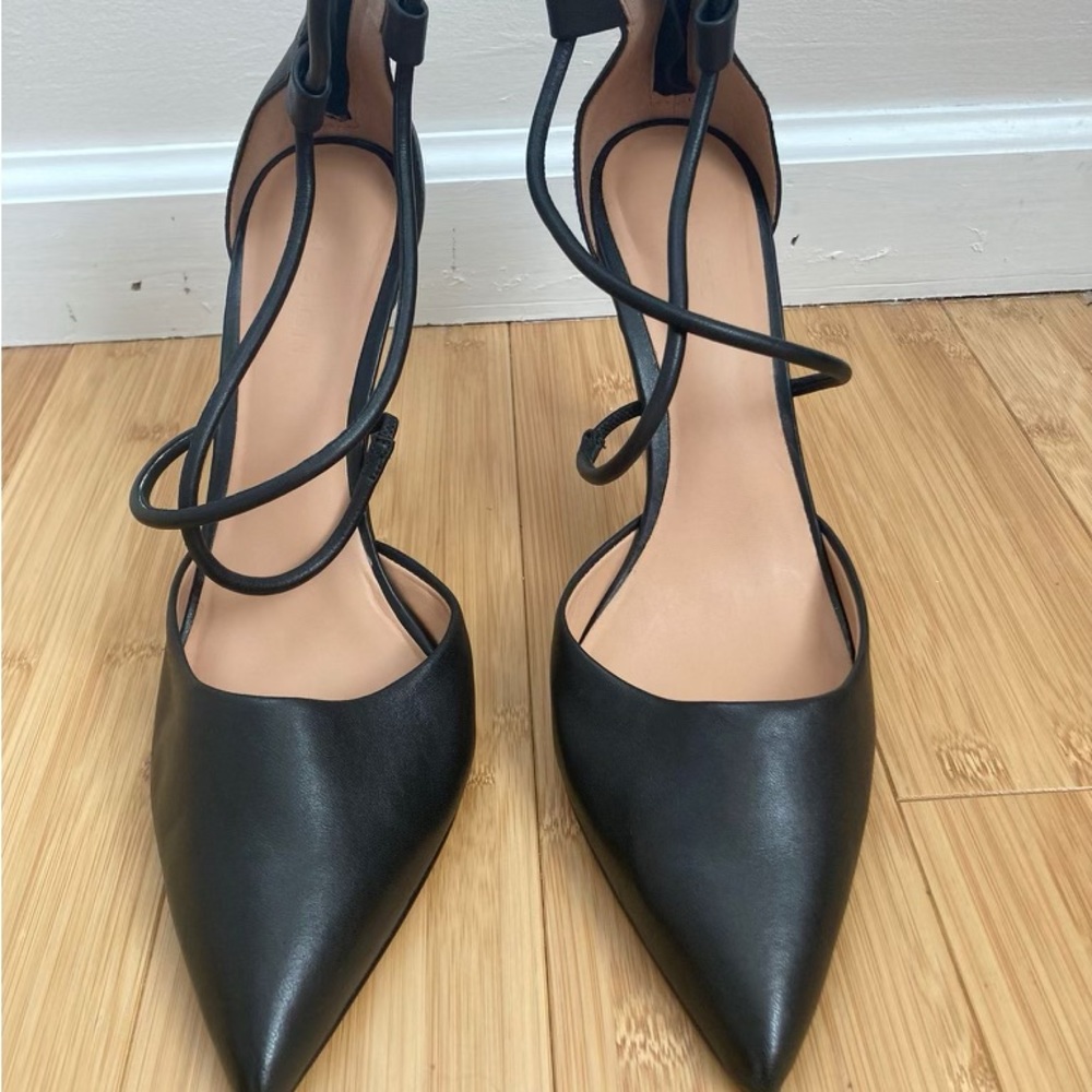 Like new Halston heritage black heel